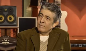 Acıyı hissettiren şarkıları ile dikkat çeken, kendini sevgi olarak tanıtan,