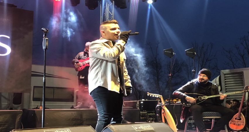 Esenler’de Bilal Sonses rüzgarı esti Esenlerli gençler, Bilal Sonses konseriyle baharı coşkuyla karşıladı. Çay ve