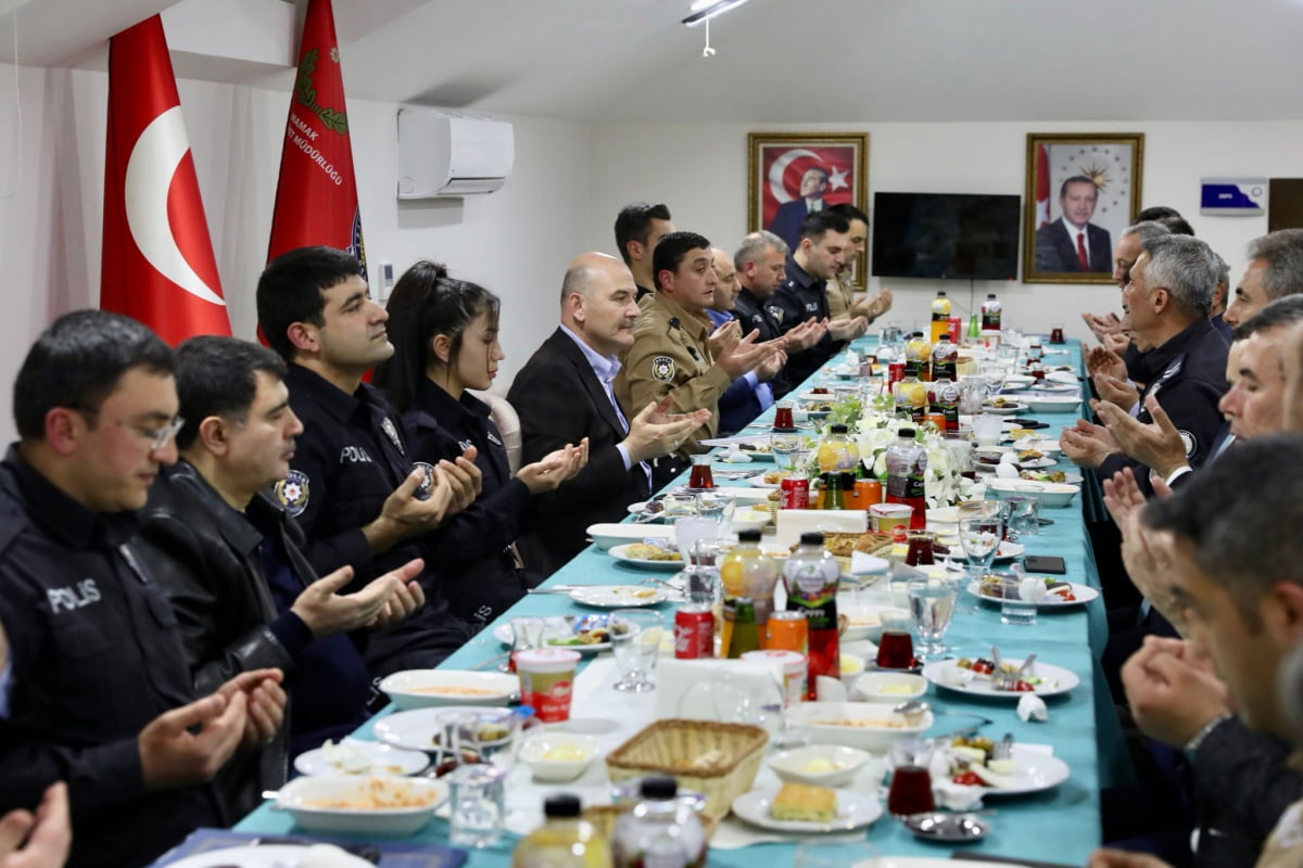 İçişleri Bakanı Soylu, Ankara’da emniyet mensuplarıyla ilk sahurunu yaptı Ankara Tuzluçayır Şehit Erkan Serdar Sallar Polis Merkezi Amirliği’nde görev