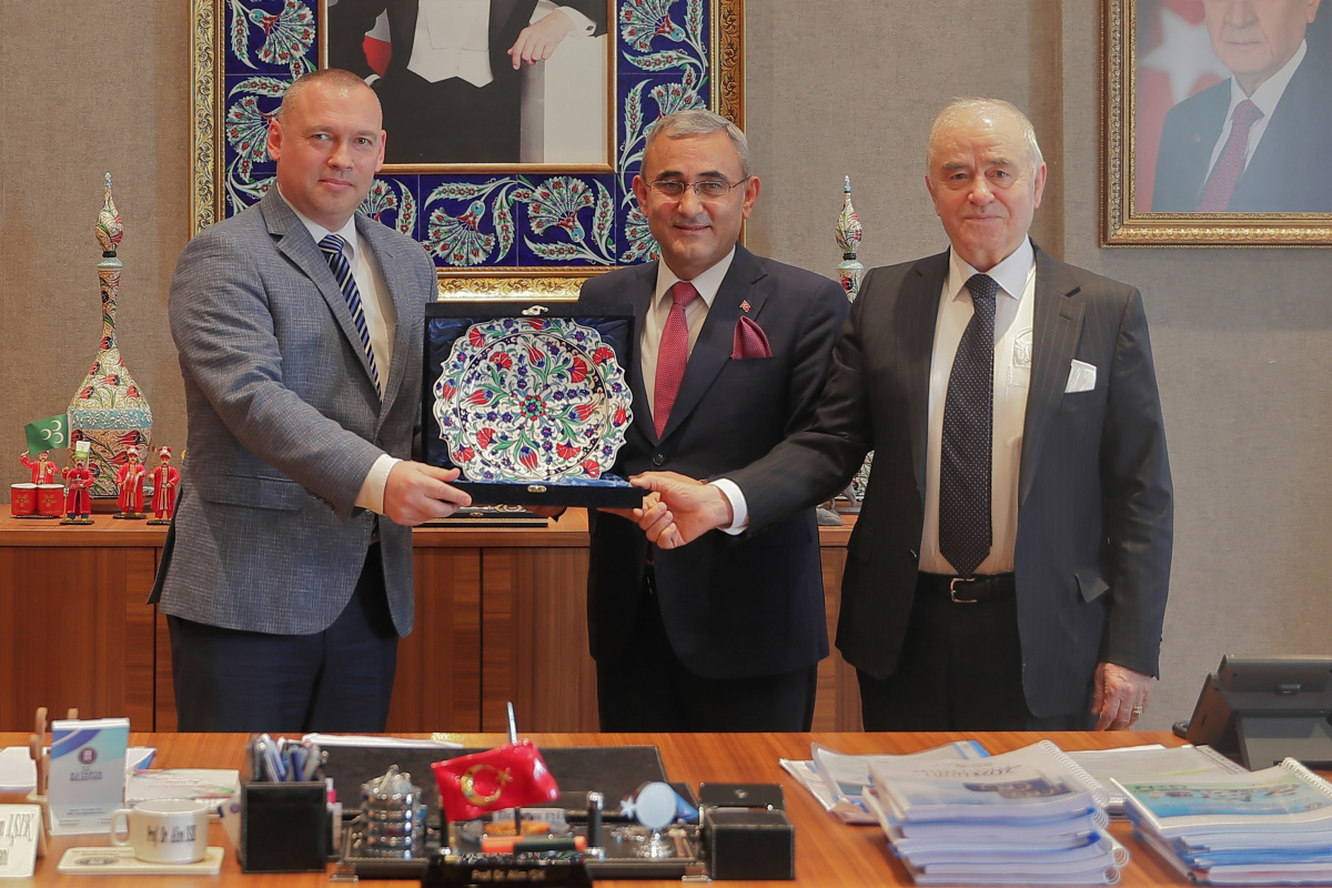 Macaristan İstanbul Başkonsolosu Laszlo Keller, Belediye Başkanı Alim Işık’ı makamında