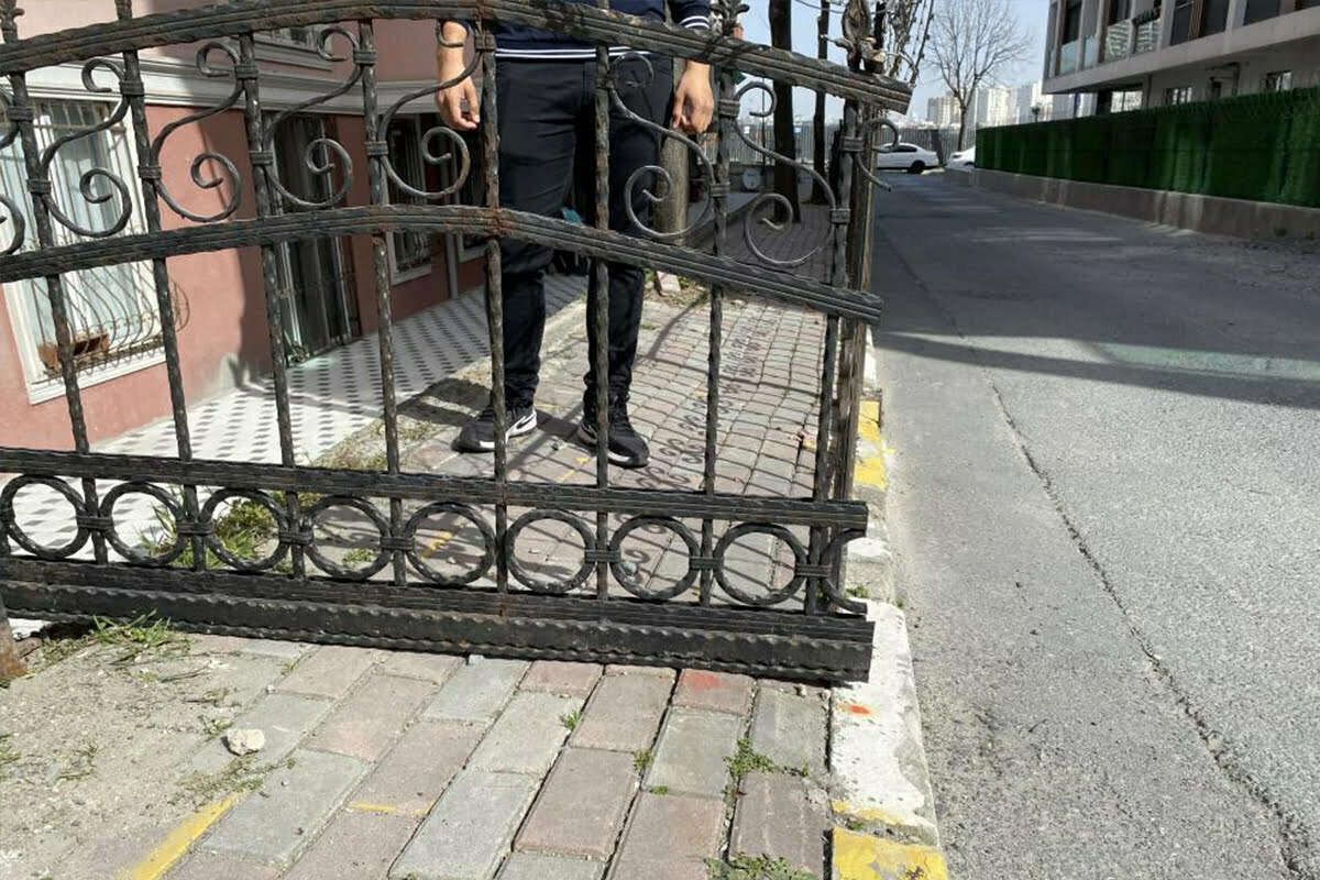 Tapuda siteye ait olduğunu öğrenince, kaldırımı tel örgü ile kapattılar Beylikdüzü’nde 11 yıl önce kaldırım olarak kullanılan yerin kendilerine ait