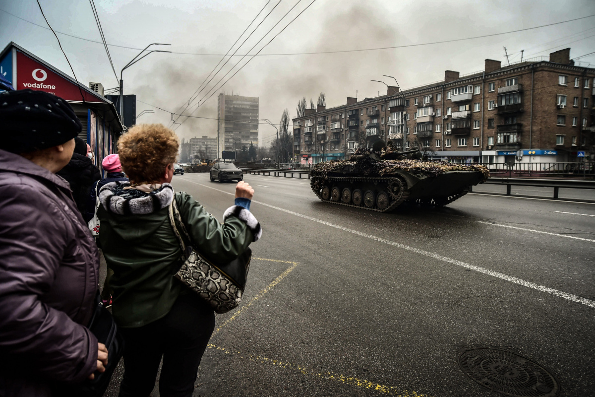Ukrayna’da halk cepheden dönen tankları sevgiyle karşıladı Ukrayna’nın başkenti Kiev sokaklarında cepheden dönen tanklar halk tarafından sevgiyle
