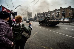 Ukrayna’nın başkenti Kiev sokaklarında cepheden dönen tanklar halk tarafından sevgiyle