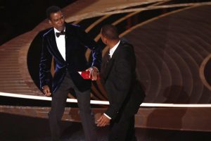 BD'li aktör Will Smith, geçtiğimiz Pazar günkü ödül töreninde komedyen