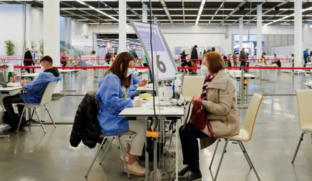 Koronavirüs salgınında Omicron varyantına bağlı olarak vakalar ve ölümlerde ciddi