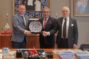Macaristan İstanbul Başkonsolosu Laszlo Keller, Belediye Başkanı Alim Işık’ı makamında