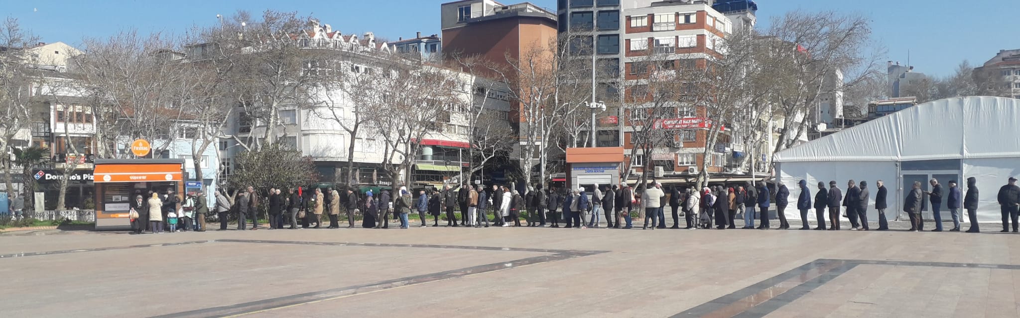 BANDIRMA BÖYLE KUYRUK GÖRMEDİ Piyasa şartlarına göre daha ucuz olan pideyi alabilmek için sıraya