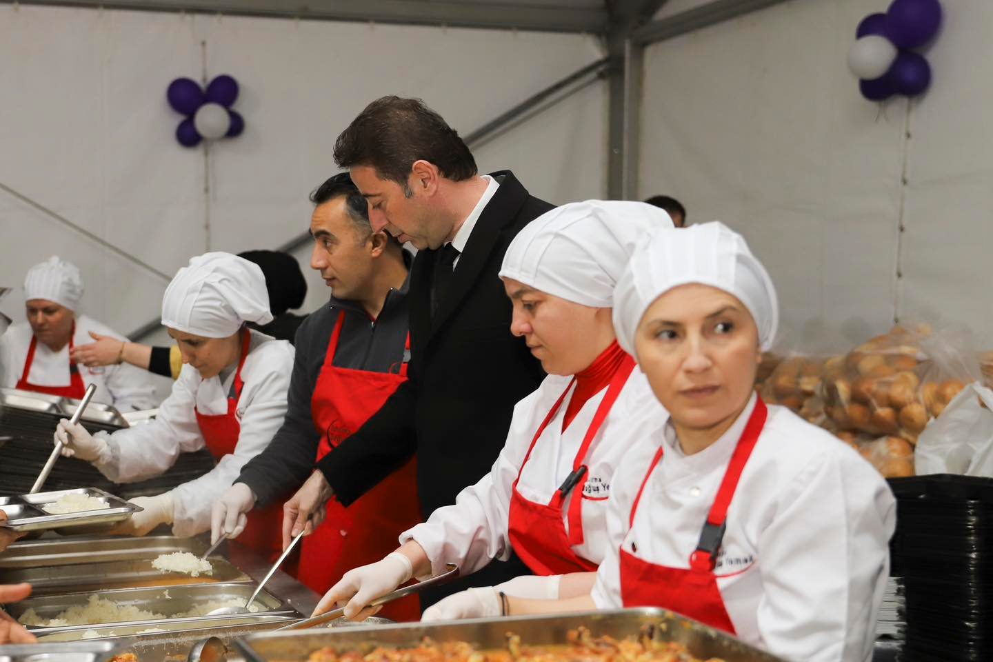 Bandırma Belediyesi, kentin farklı noktalarında kurduğu geleneksel iftar sofralarında binlerce