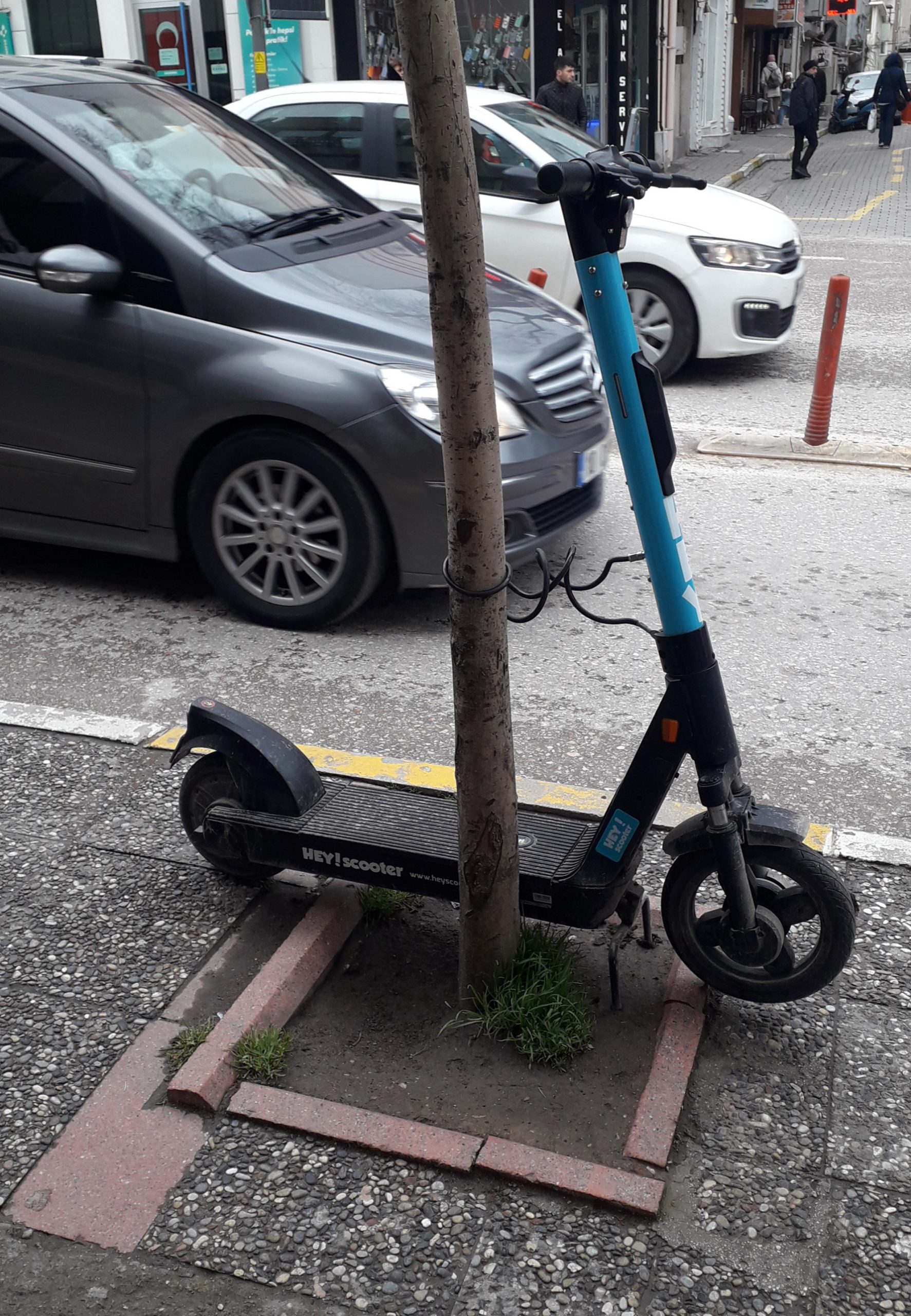 Atatürk Caddesi’nde belediye ile ışıklı kavşak arasında her iki kaldırımda