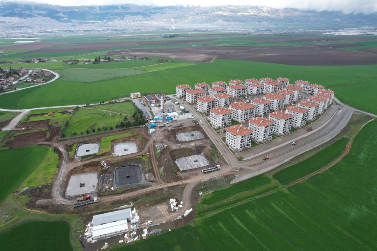 Kahramanmaraş’ın depremzede vatandaşlar için hazırlanan toplu konutlarda çalışmalar devam ediyor.