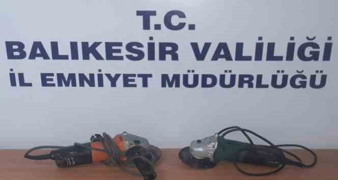 Balıkesir’in Edremit ilçesinde yakalanan 17 yaşındaki kişinin, 35 adet suç