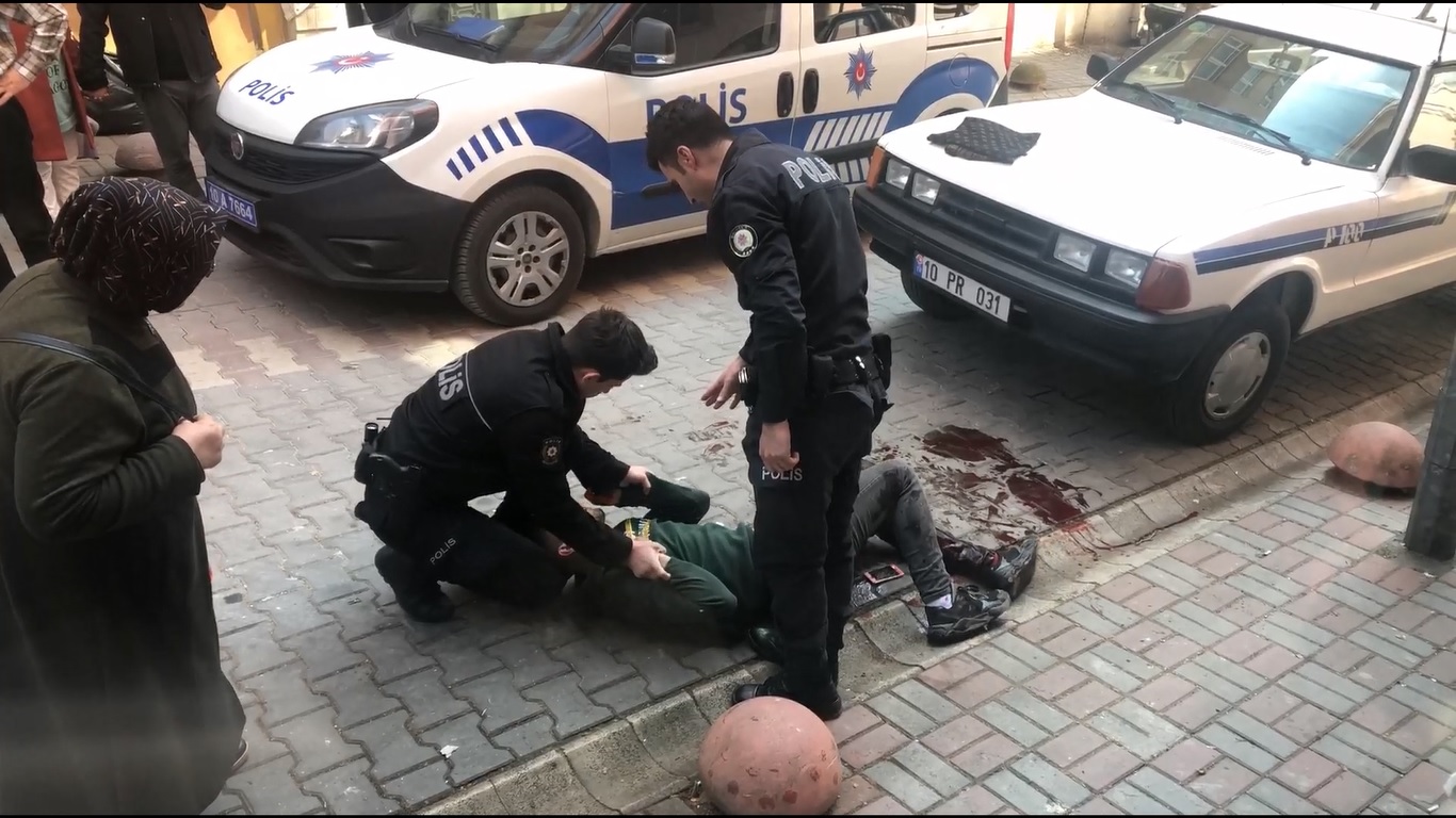 Yaralı olarak yerde yatan şahıs polislere zor anlar yaşattı Balıkesir’in Bandırma ilçesi Dere mahallesinde bıçaklanma olayı meydana geldi şahıs