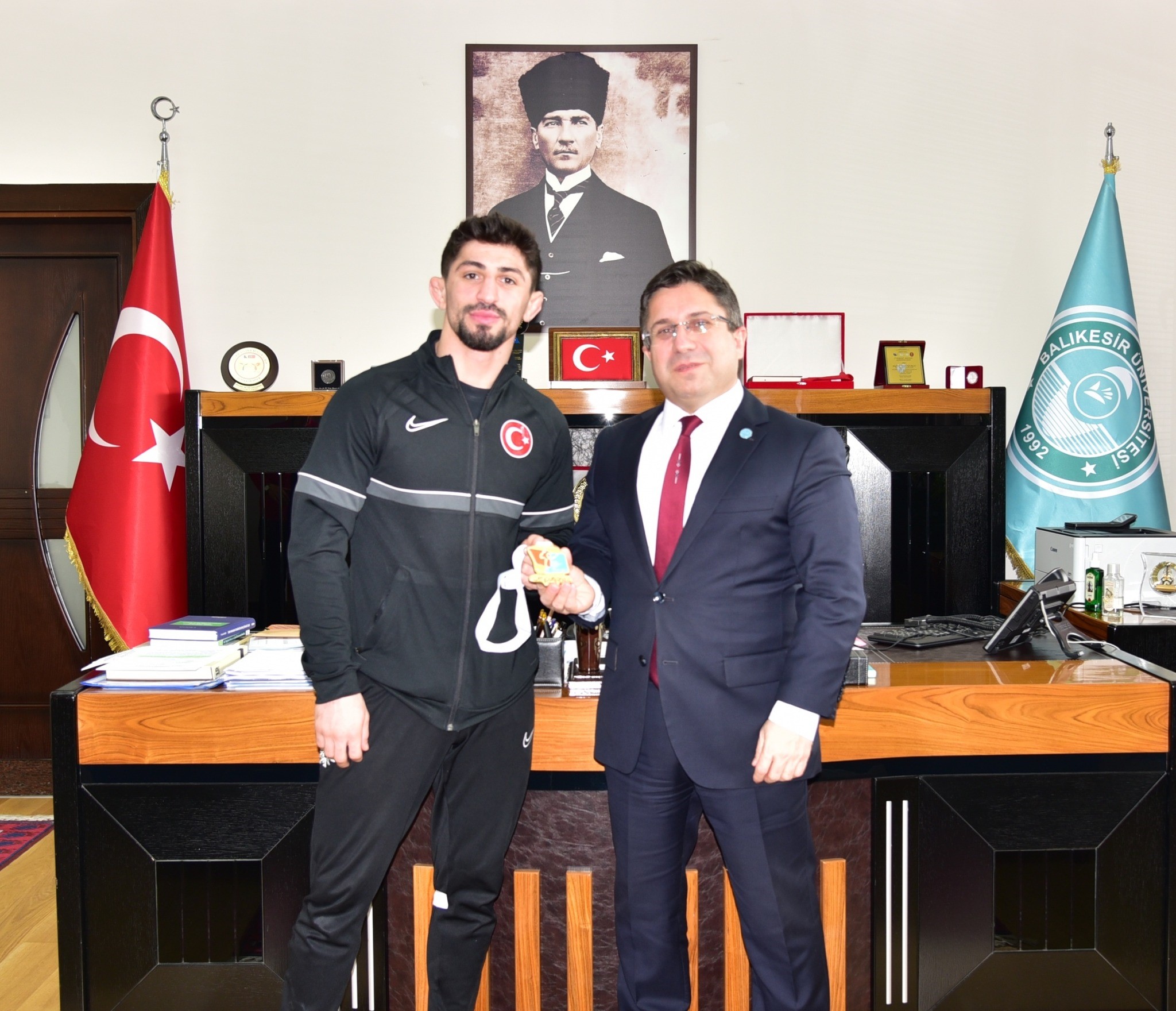 BAÜN’lü Milli Güreşçi Kerem Kamal’dan, Rektör Yücel Oğurlu’ya ziyaret BAÜN öğrencisi Milli Güreşçi Kerem Kamal Mısır’da kazandığı madalya ile