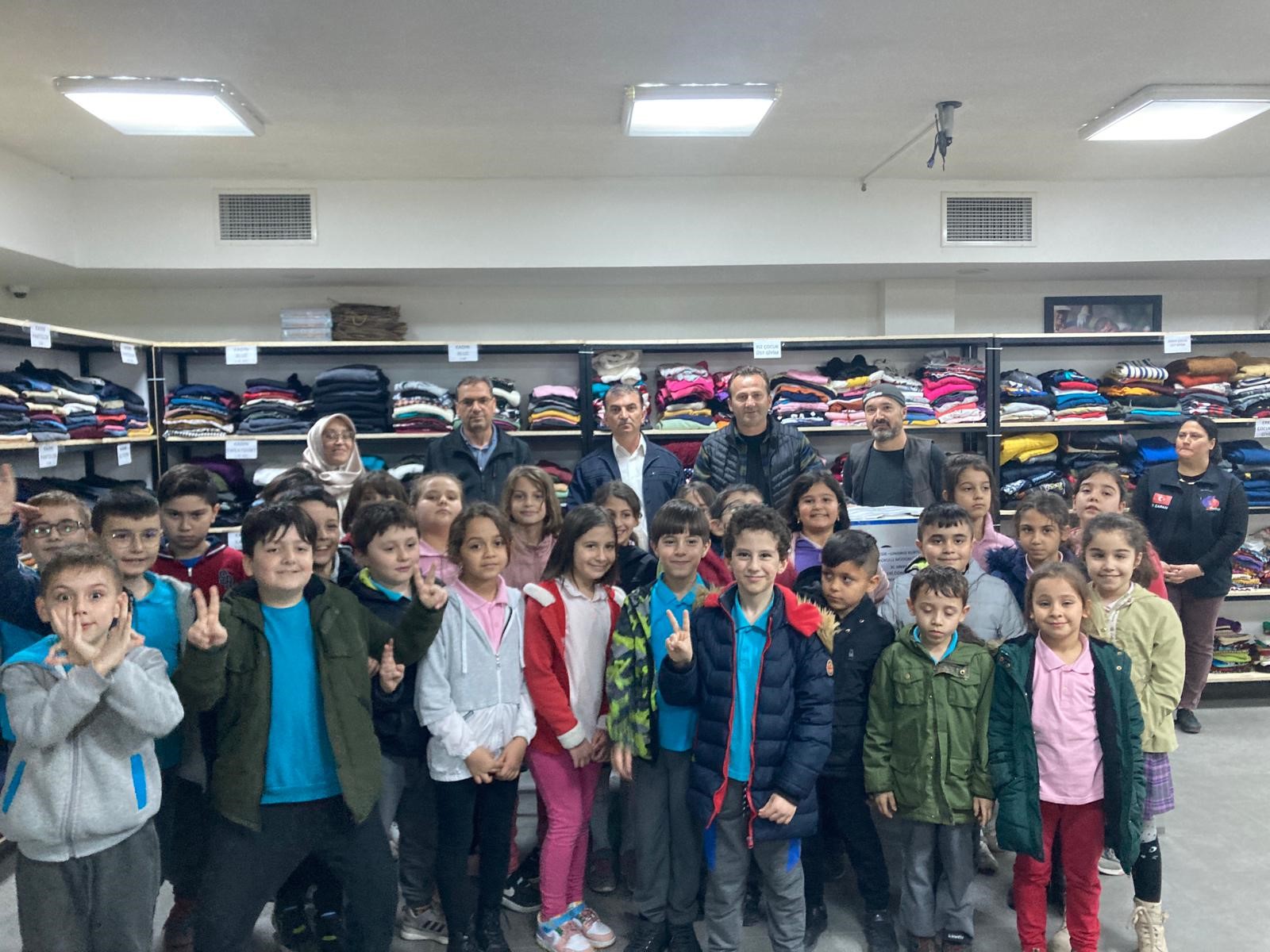 Balıkesir’in Sındırgı ilçesinde depremzedelere yardım seferberliği devam ediyor. Birçok farklı