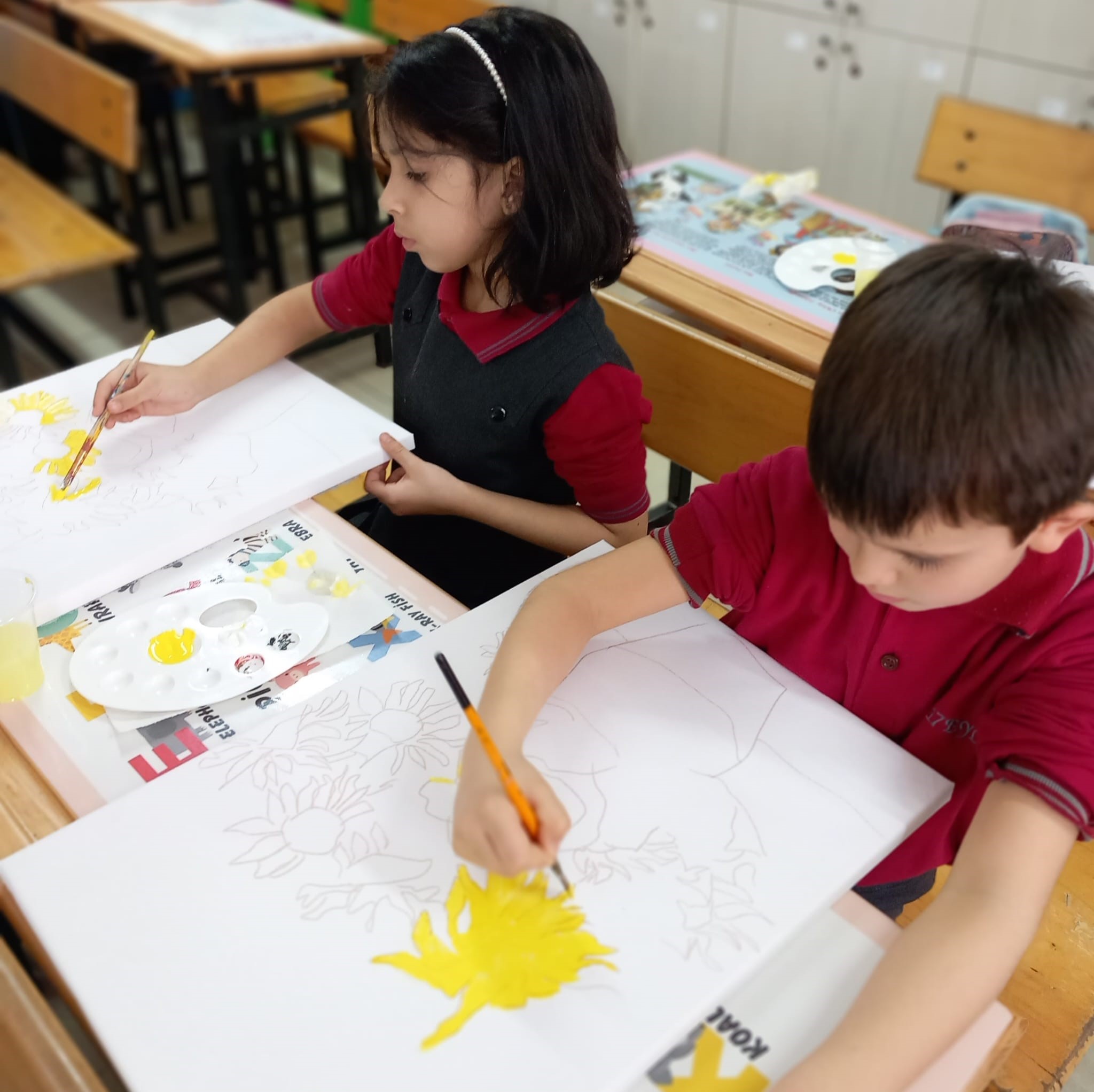 Minikler, eserlerini depremzedeler için üretti Balıkesir’in Bandırma ilçesinde ilkokul 1. sınıf öğrencileri, tuval çalışmalarını satarak