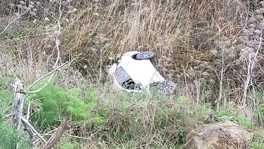 Bandırma’da trafik kazası: Araç tarlaya uçtu, 2 kişi yaralandı Balıkesir’in Bandırma ilçesinde Erdek istikametinden gelen otomobil, yağışlı havanın etkisiyle