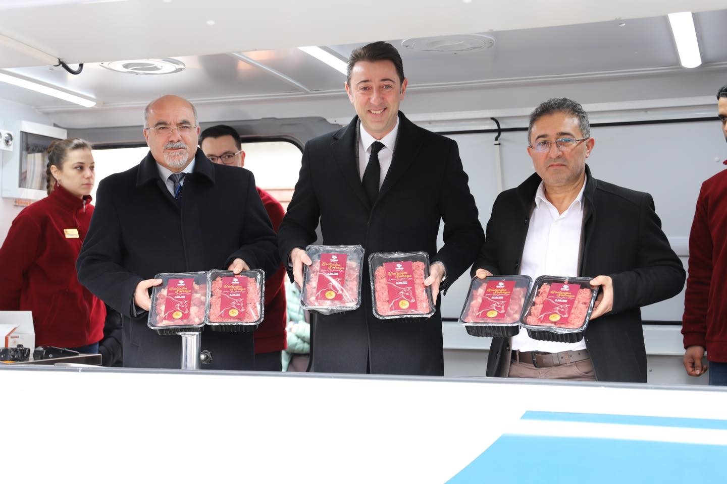 Bandırma Belediyesi’nden ucuz et ve kıyma satışı Balıkesir’in Bandırma ilçesinde Bandırma Belediyesi, hayata geçirdiği proje ile üreticiye