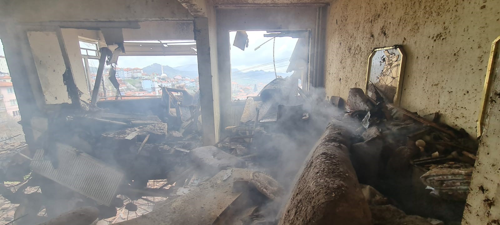 4 katlı apartmanda kalorifer kazanı patladı Balıkesir‘in Dursunbey ilçesinde 48 daireler olarak bilinen sitenin bir bloğunda