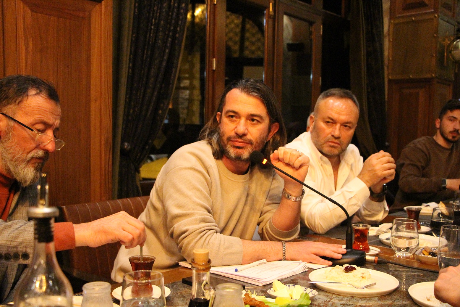 Onur Göçmez, iftarın ardından gazetecilerin sorularını da yanıtladı Bandırmaspor Kulübü Onursal Başkanı Onur Göçmez, gazetecilere iftar verdi. Göçmez,