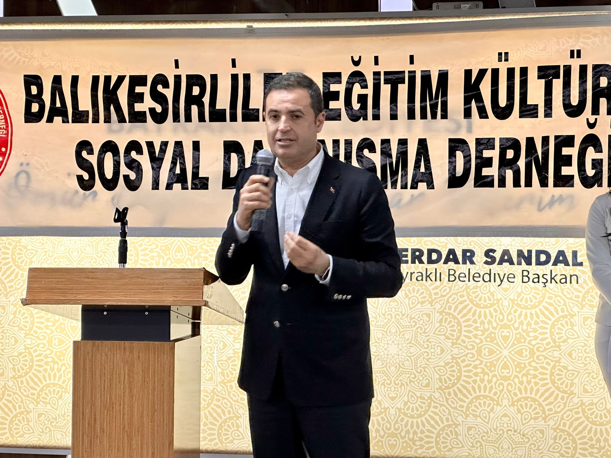 CHP GENEL BAŞKAN YARDIMCISI AHMET AKIN İZMİR’DE BALIKESİRLİLERLE İFTAR YAPTI CHP Genel Başkan Yardımcısı ve Balıkesir Milletvekili Ahmet Akın’ın İzmir