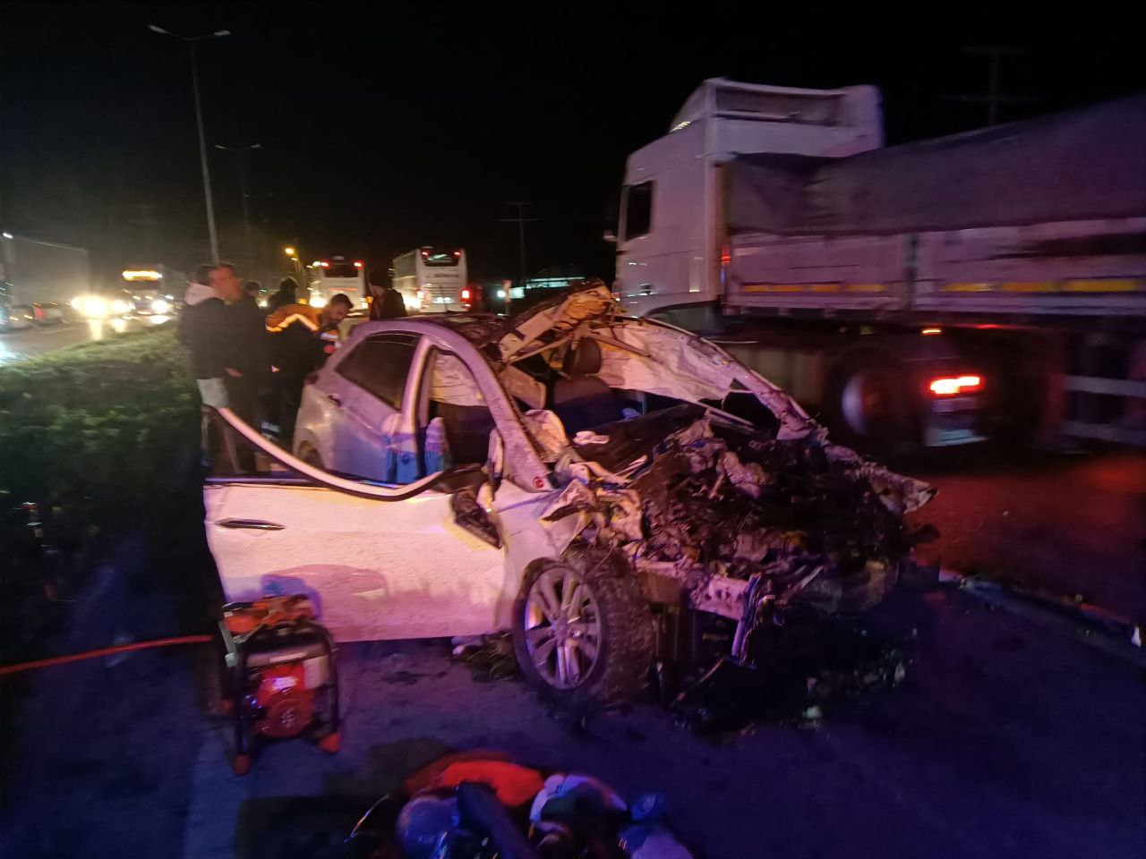 Bandırma’da trafik kazası: 1 ölü, 2 yaralı Balıkesir’in Bandırma ilçesinde üç aracın karıştığı trafik kazasında 1 kişi