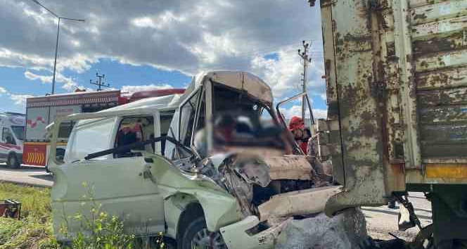 Balıkesir’in Edremit ilçesinde minibüsün park halindeki çekiciye çarpması sonucu meydana