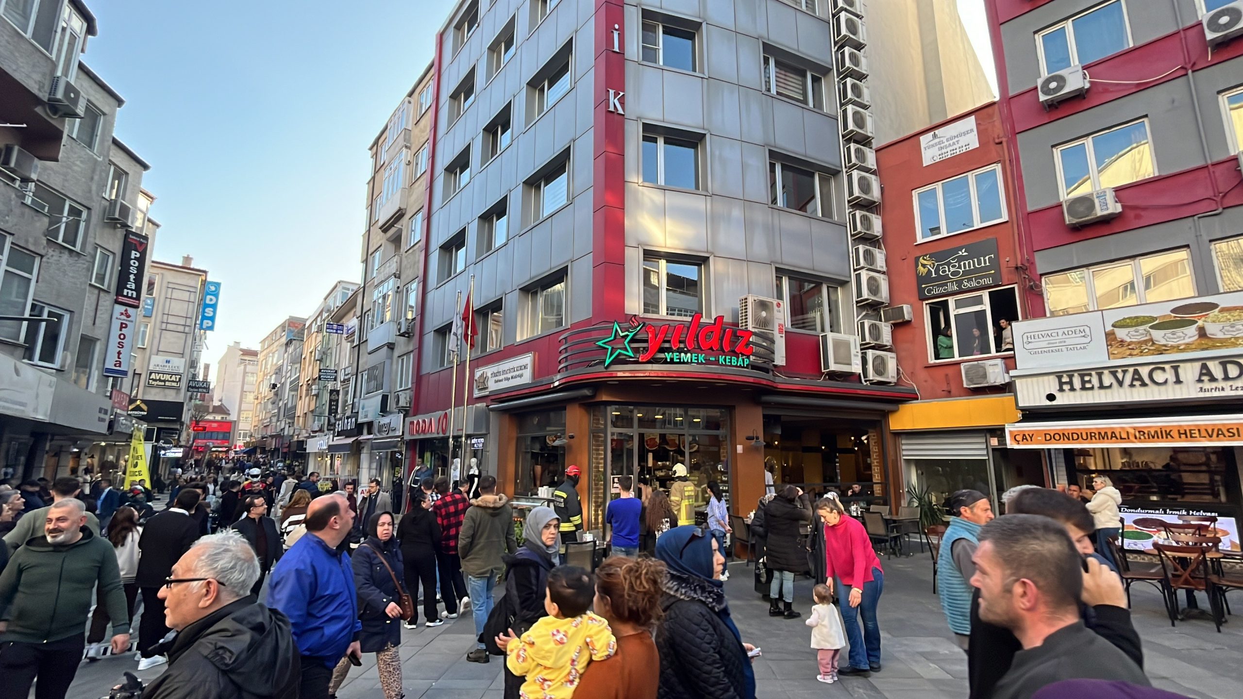 Baca yangını polisi ve itfaiyeyi alarma geçirdi Balıkesir’de bir lokantanın bacasında çıkan yangın, paniğe neden oldu. Yangın,