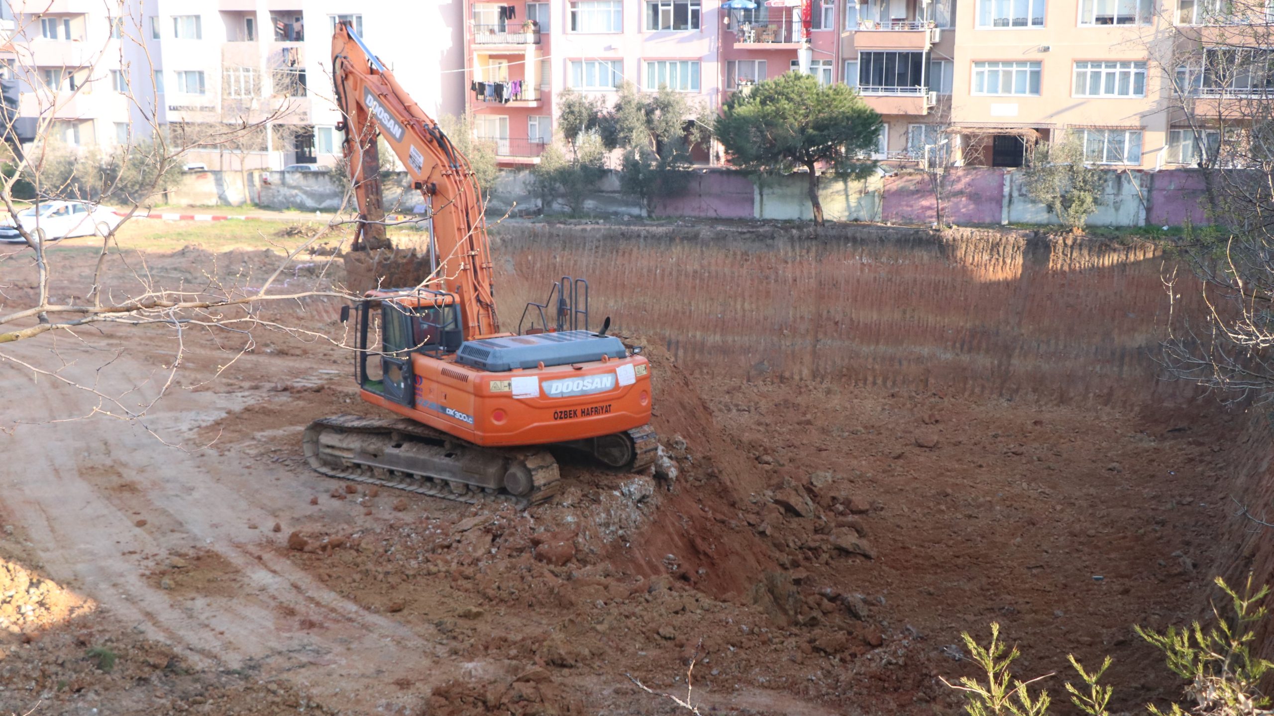 Balıkesir’in Bandırma ilçesinde, depreme dayanıklı olmadığı gerekçesiyle boşaltılıp yıkılan eski