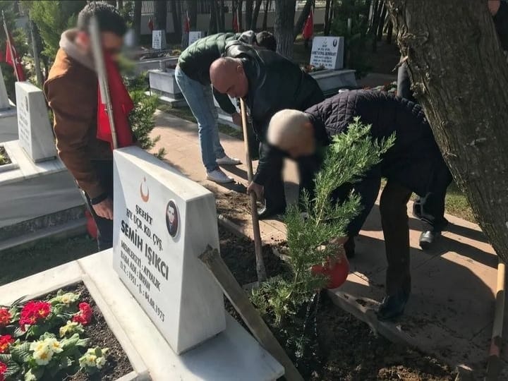 Bandırma Şehitliğine yükümlüler tarafından fidan dikildi Bandırma Cumhuriyet Başsavcılığı Denetimli Serbestlik Müdürlüğünce, Orman İşletme Müdürlüğü işbirliği