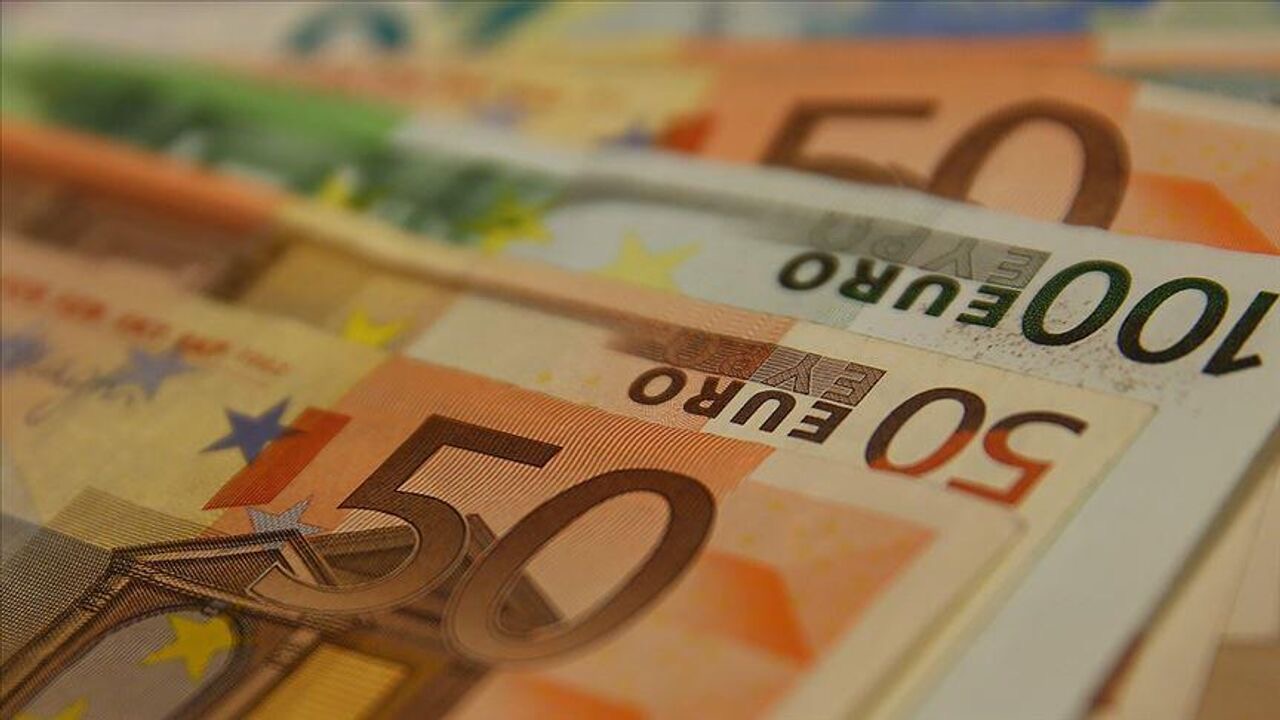 İstanbul serbest piyasada dolar 19,1860 liradan, euro 20,8950 liradan güne