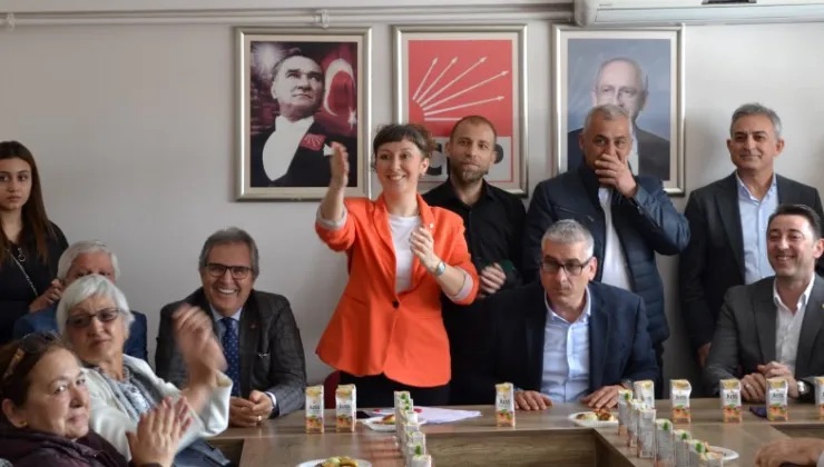 Müzik öğretmeni olan Hazal Saraçoğlu CHP İlçe Örgütünde düzenlediği basın