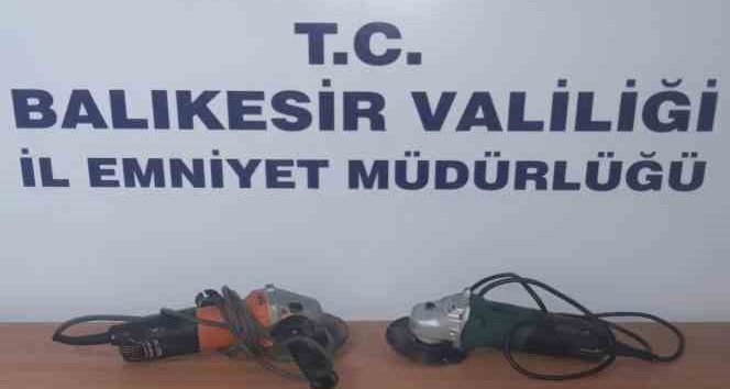 Yaşından büyük suç kaydı çıktı Balıkesir’in Edremit ilçesinde yakalanan 17 yaşındaki kişinin, 35 adet suç