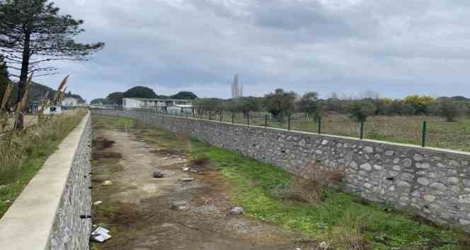 Erdek’te dereler kurudu Balıkesir’in Erdek ilçesinde de kuraklığın etkileri kendini gösterdi. Balıkesir’in Erdek