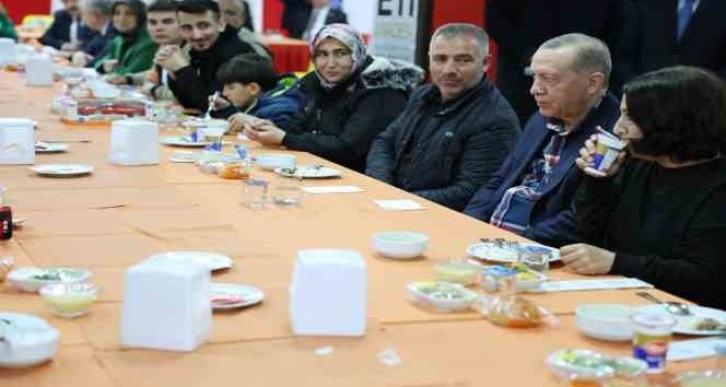 Cumhurbaşkanı Erdoğan, Balıkesir’de depremzedelerle beraber yemek yedi Cumhurbaşkanı Erdoğan, Eti Maden Genel Müdürlüğünün Balıkesir’deki Sosyal Tesislerinde, kente