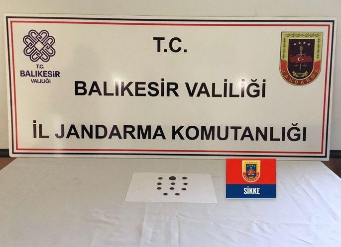 Erdek’te tarihi eser operasyonunda 1 kişi yakalandı Balıkesir’in Erdek ilçesinde Balıkesir İl Jandarma Komutanlığınca tarihi eser kaçakçılığı