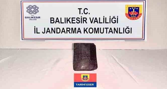 Sümerler dönemine ait tarihi reçeteyi jandarma ele geçirdi Balıkesir’in Gömeç ilçesinde jandarma tarafında yapılan operasyonda, Sümer dönemine ait
