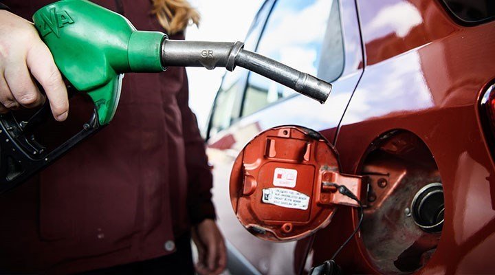 Benzine indirim bekleniyor Bu gece yarısından sonra benzin litre fiyatına 81 kuruş indirim