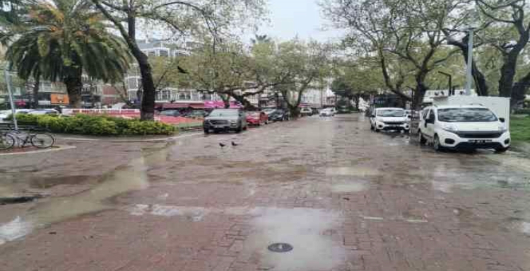 Balıkesir’in Erdek ilçesinde aniden bastıran yağmur yağışıyla birlikte cadde ve