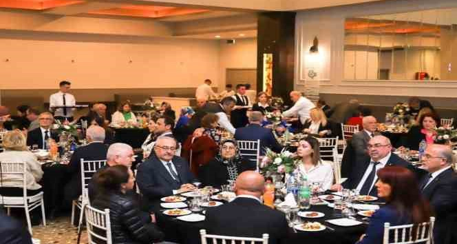 Bandırma Belediyesi’nin verdiği iftar yemeğinde muhtarlar, esnaf ve meslek odaları