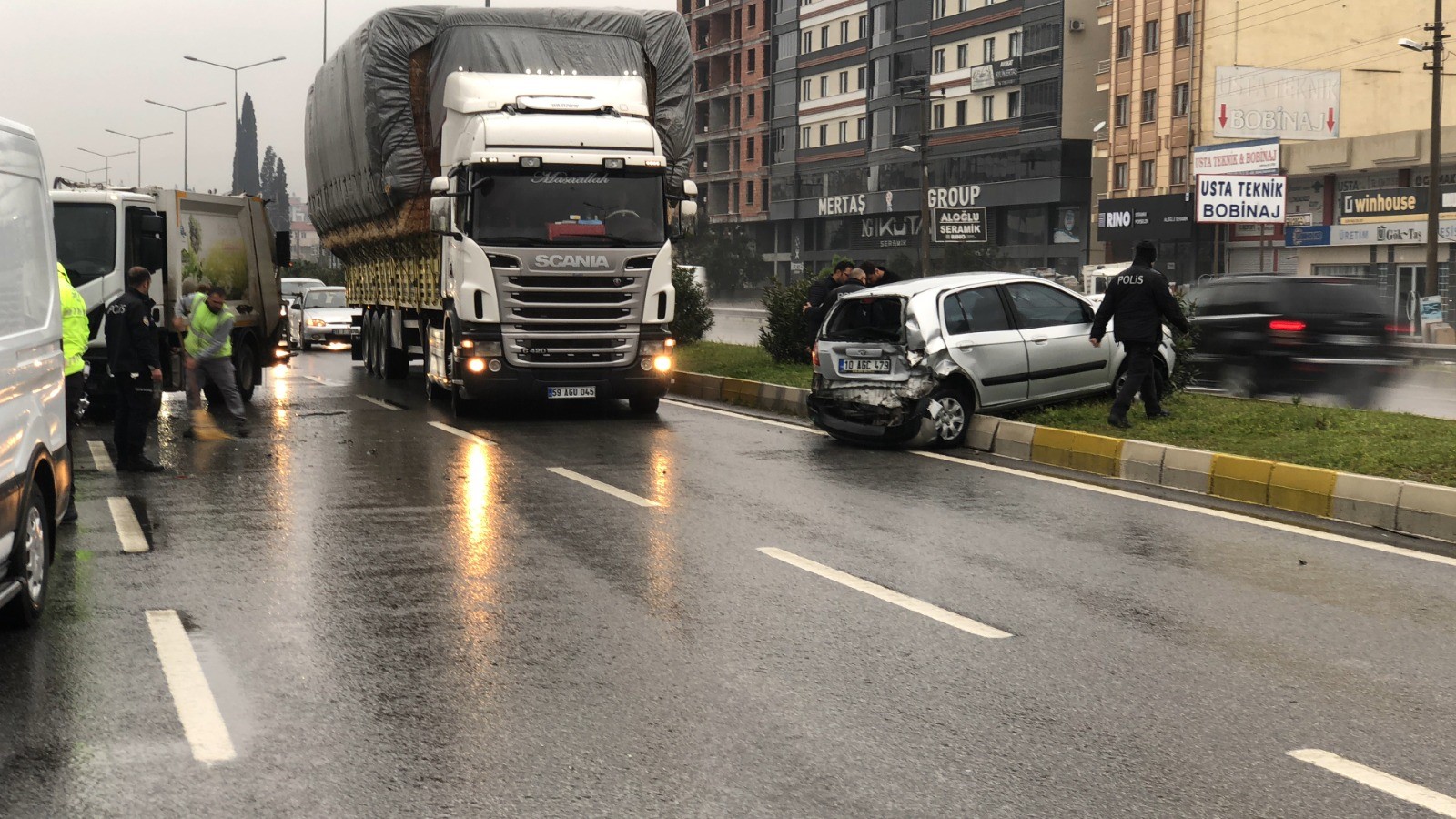 Balıkesir’de zincirleme trafik kazası: 4 yaralı BALIKESİR (İHA) – Balıkesir’in Edremit ilçesinde otomobil, kamyonet ve çöp