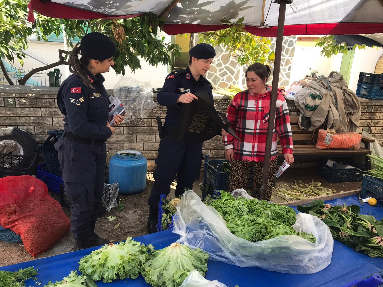 Kadın jandarmalar “Kadına şiddete hayır” dedi BALIKESİR (İHA) – Balıkesir İl Jandarma Komutanlığına bağlı Edremit İlce