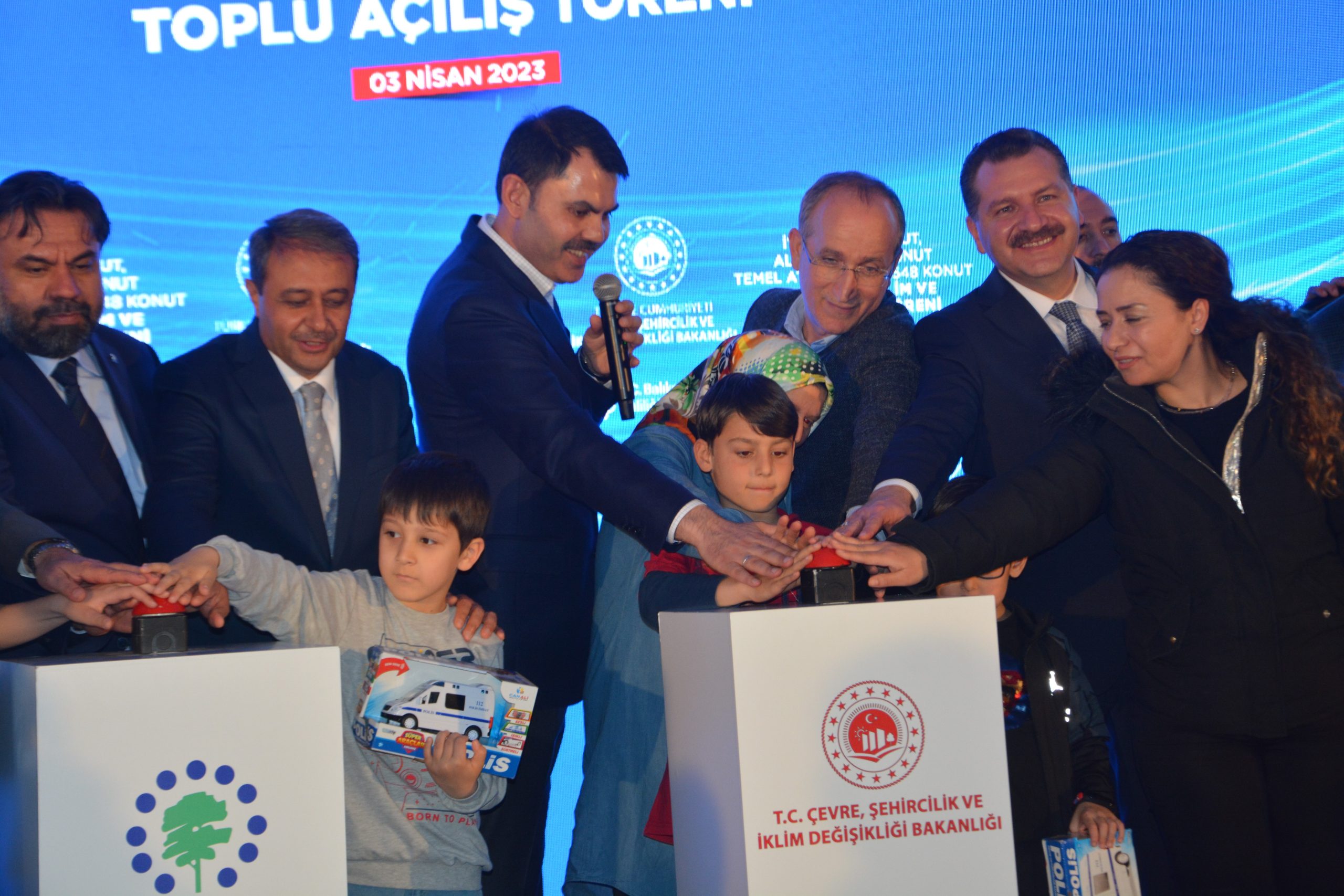 Bakan Kurum, Balıkesir’de anahtar teslim ve yeni konutların temel atma törenine katıldı BALIKESİR (İHA) – Çevre, Şehircilik ve İklim Değişikliği Bakanı Murat