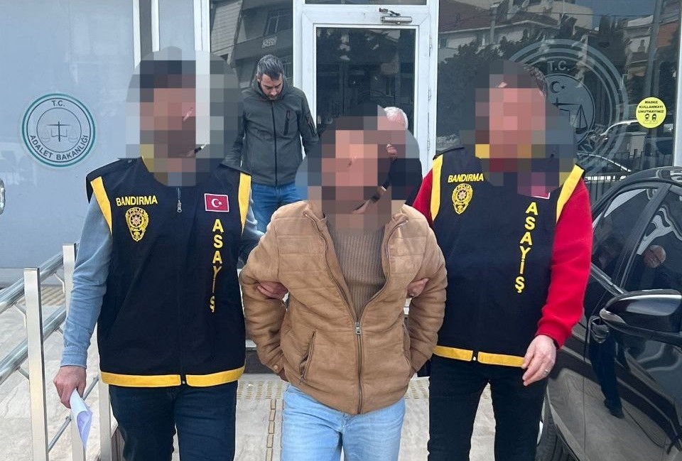 Bandırma’da gasp ve hırsızlık suçlarından 5 kişi tutuklandı BALIKESİR (İHA) – Balıkesir’in Bandırma ilçesinde Bandırma İlçe Emniyet Müdürlüğü
