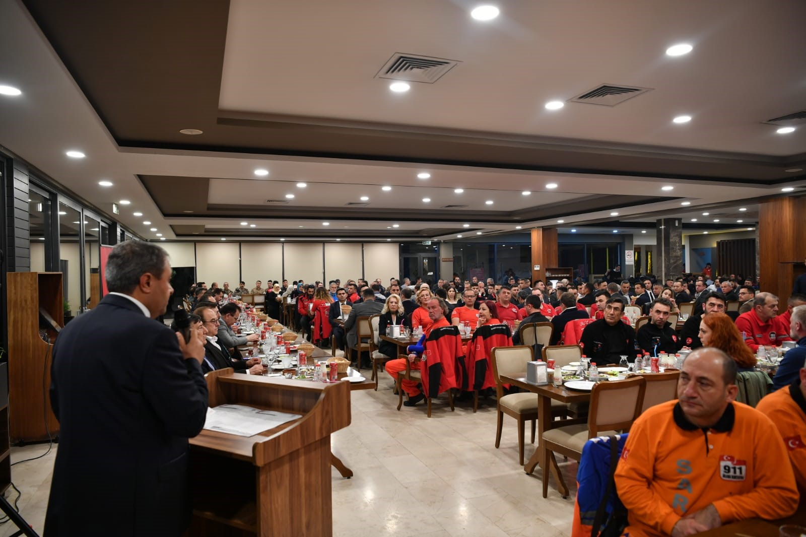 Deprem bölgesinde görev yapan personele teşekkür iftarı BALIKESİR (İHA) – Balıkesir Valisi Hasan Şıldak depremin ardından bölgede
