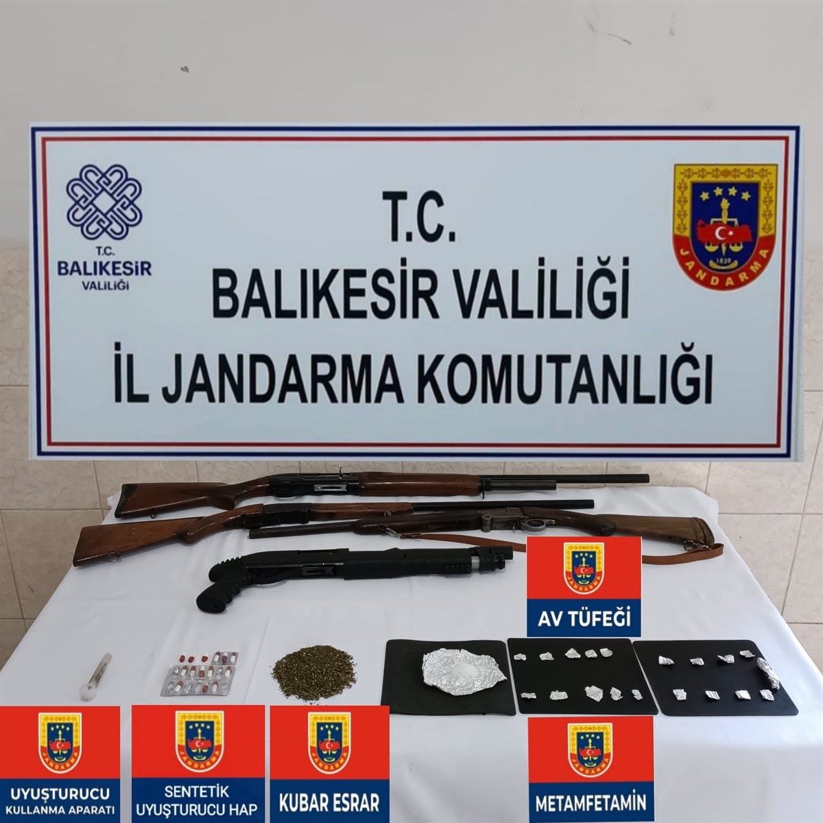Balıkesir İl Jandarma’dan uyuşturucu operasyonu BALIKESİR (İHA) – Balıkesir’in Burhaniye ilçesinde Jandarma tarafından yapılan uyuşturucu