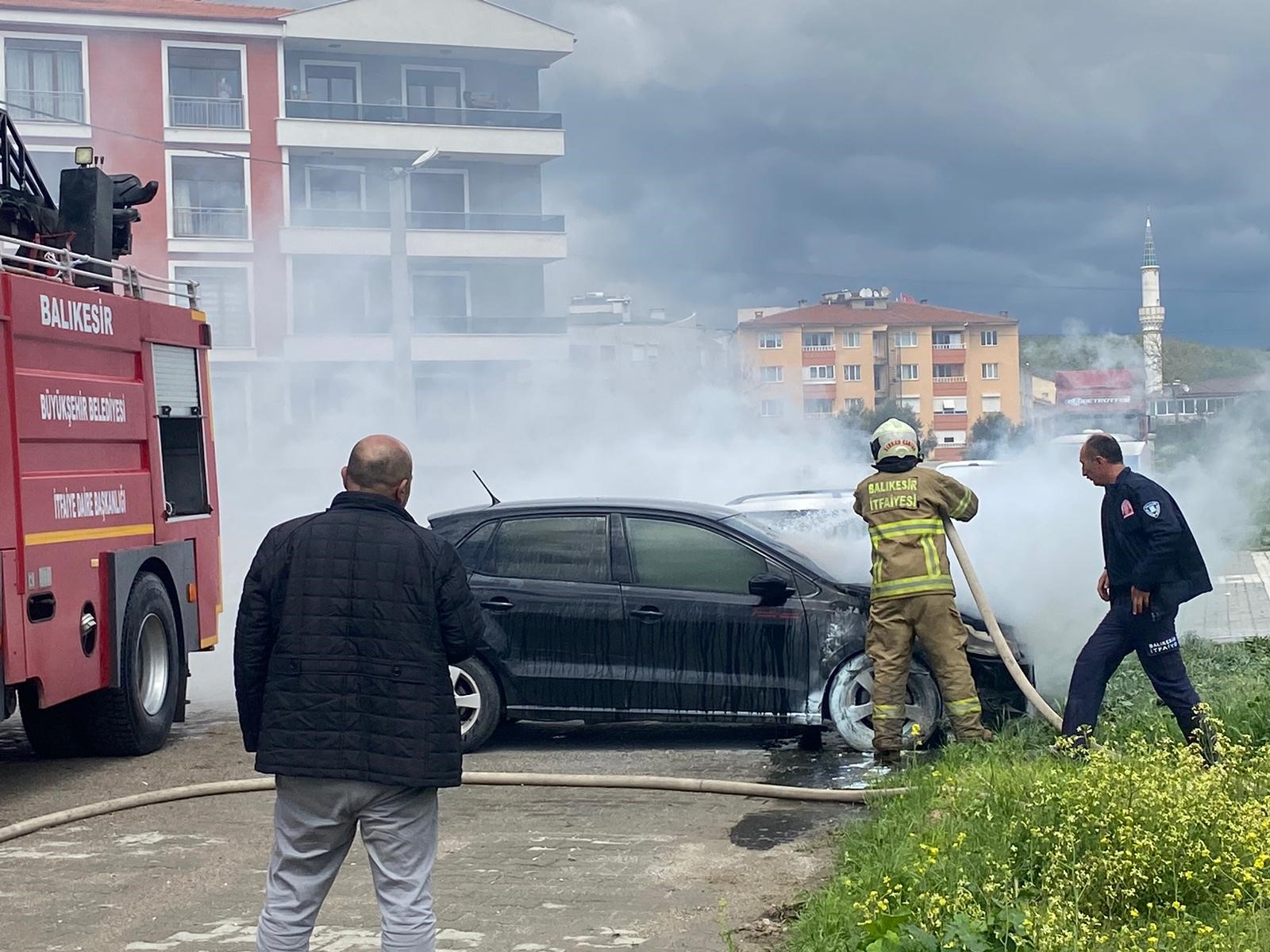 Park halindeki otomobilde yangın çıktı BALIKESİR (İHA) – Balıkesir’in Edremit ilçesinde park halindeki otomobilde yangın