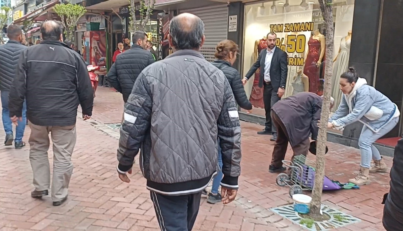 Akıl hastası olduğu iddia edilen genç çarşıda birçok kişiye saldırdı BALIKESİR (İHA) – Balıkesir’in Edremit ilçesinde akıl hastası olduğu iddia