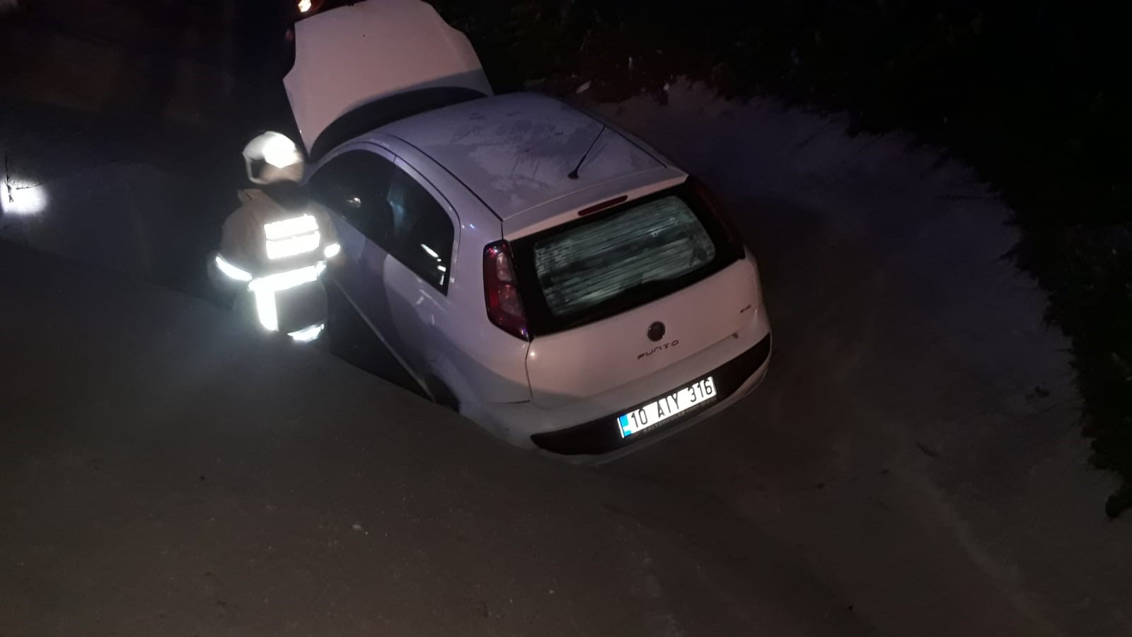 Direksiyon hakimiyetini kaybetti yağmur kanalına düştü BALIKESİR (İHA) – Balıkesir’in Bandırma ilçesinde gece geç saatlerinde Bandırma