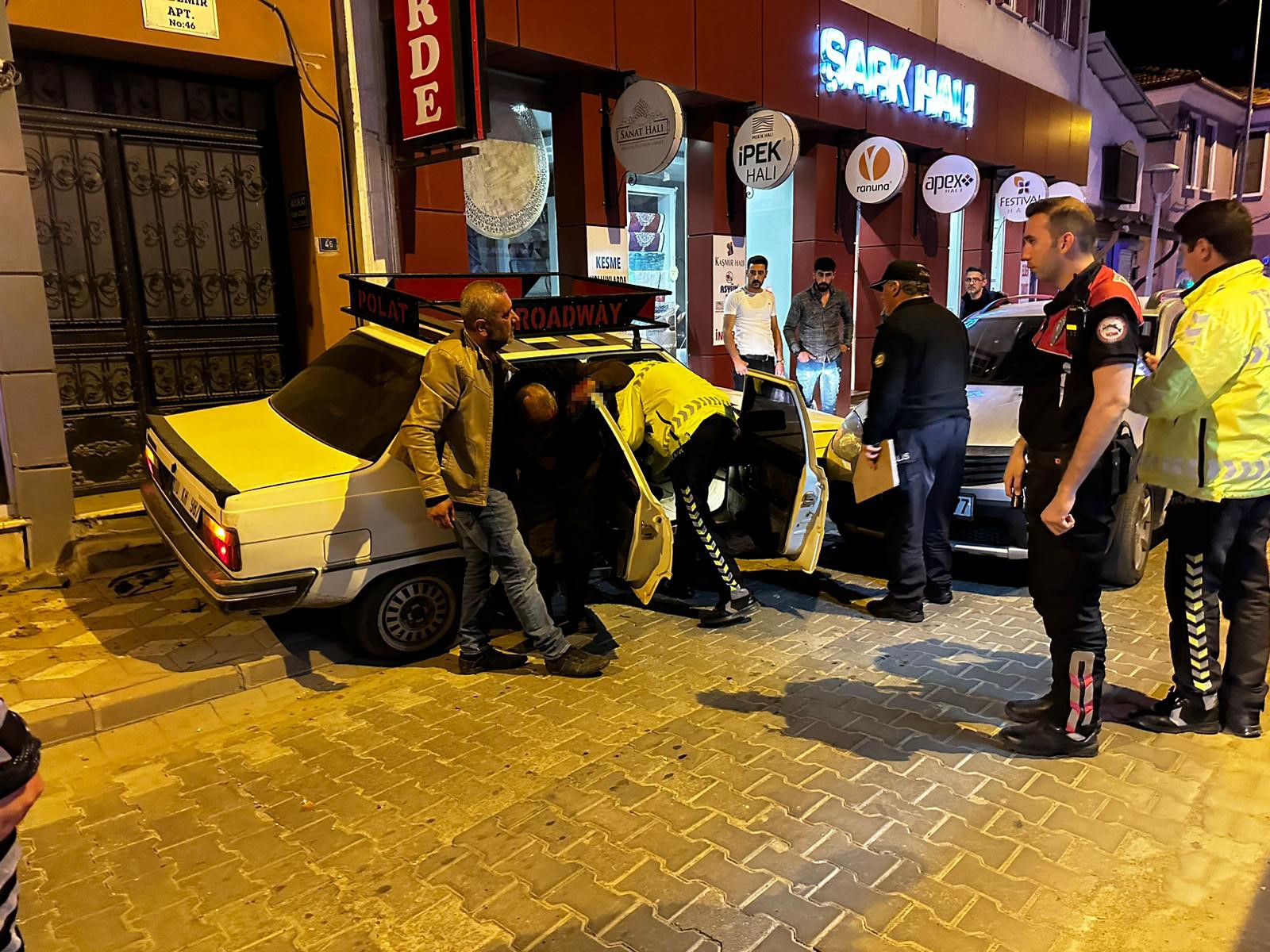 Yaralıları hastaneye götürürken kandan etkilenerek fenalaştı, kendi de kaza yaptı BALIKESİR (İHA) – Balıkesir’in Edremit ilçesinde bir kazada yaralanan 2