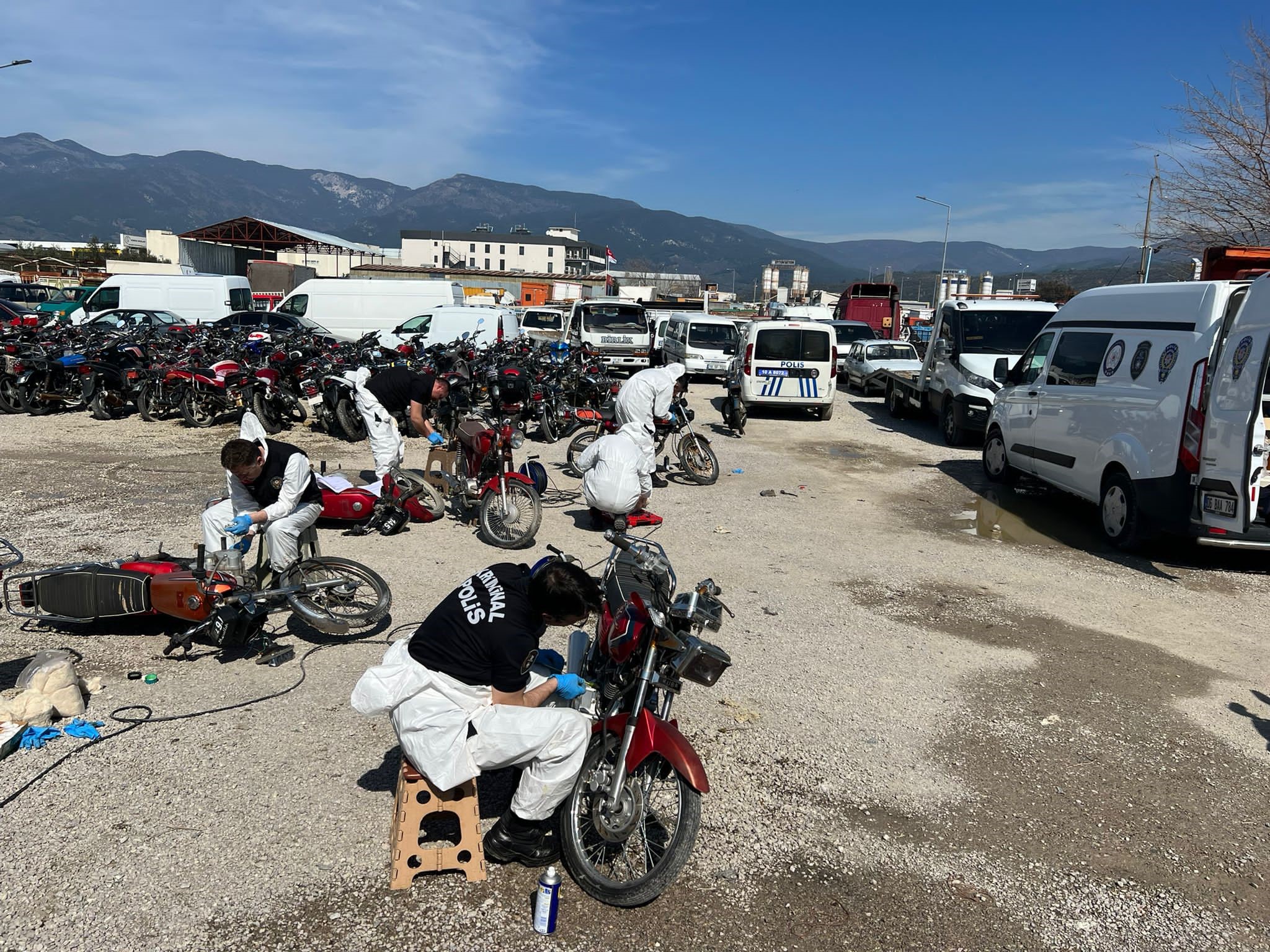 Motor ve şasi numaraları silinen çalıntı motosikletler kriminal çalışma ile sahiplerine teslim ediliyor BALIKESİR (İHA) – Balıkesir’in Edremit ilçesinde motor şasi numaraları kazınan